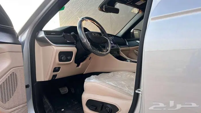 جيب جراند شيروكي لاريدو 2025 لدى شركة عبدالمجيد الخضر 10