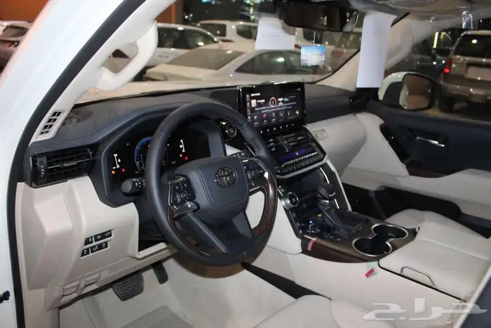 تويوتا لاندكروزر 3.5 GXR4 بنزين اتوماتيك 2026 9