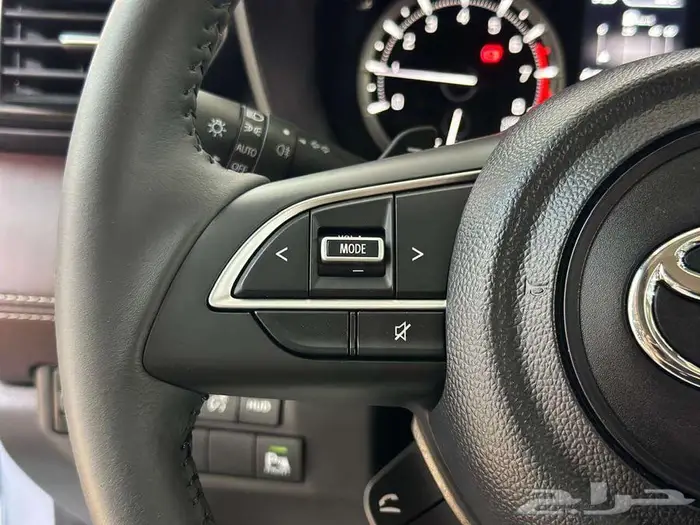 تويوتا اوربان كروزر GLX 2025 11