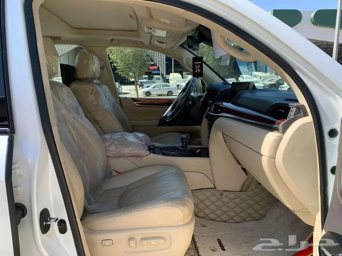 لكزس LX570 بلاك ايديشن موديل 2020 16