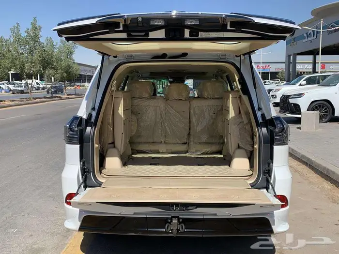لكزس LX570 بلاك ايديشن موديل 2020 6