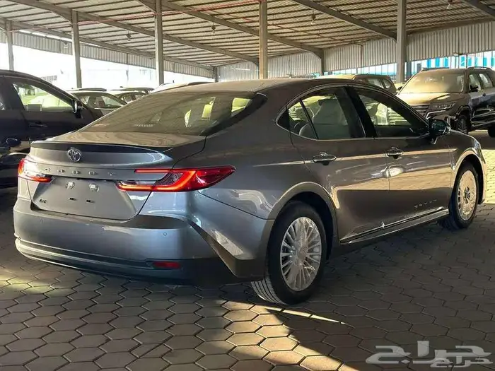 تويوتا كامري LE بنزين 2025 كاش وتمويل   ابيض رمادي اسود 8