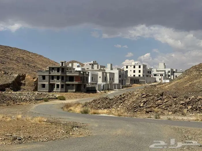 شمال مدينة ابها مخطط السوسن فله للبيع عظم 2