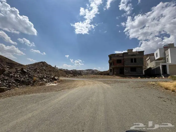 شمال مدينة ابها مخطط السوسن فله للبيع عظم 3