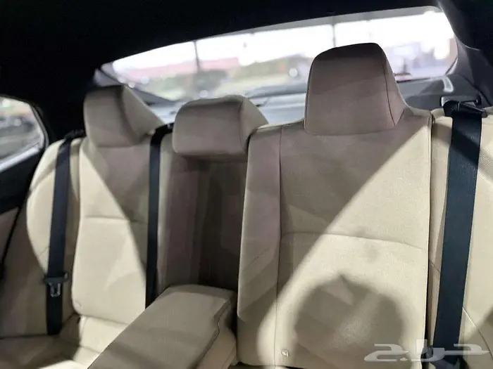 تويوتا كامري LE بنزين 2025 ابيض رمادي اسود 9