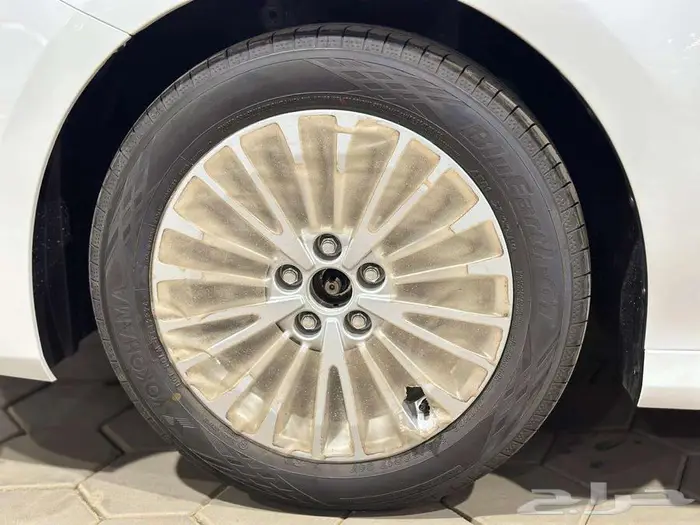 تويوتا كامري LE بنزين 2025 ابيض رمادي اسود 13