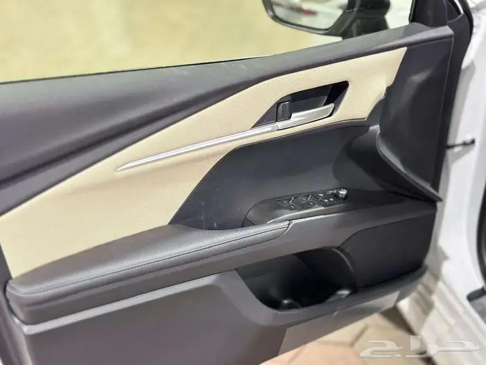 تويوتا كامري LE بنزين 2025 ابيض رمادي اسود 21