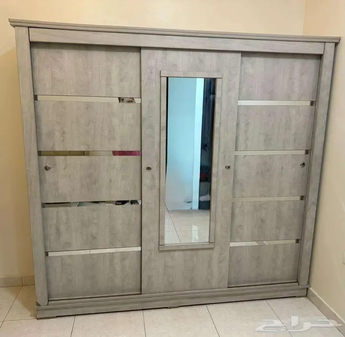 غرفة نوم كالجديدة للبيع مع المرتبة 3