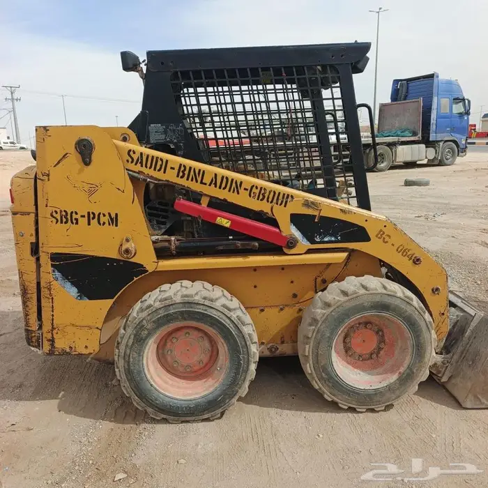 بوبكات كاتربيلر( معه سطحه ) موديل 2008 3