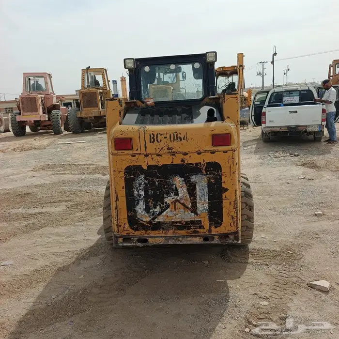 بوبكات كاتربيلر( معه سطحه ) موديل 2008 1