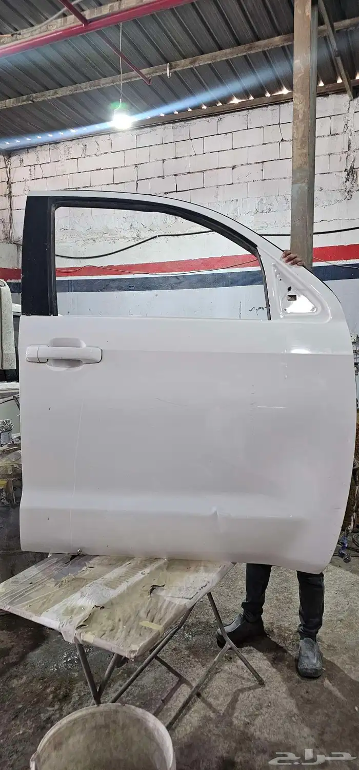 باب سكويا نظيف لون ابيض شد بلد الباب الايمن 3