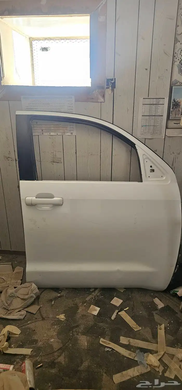 باب سكويا نظيف لون ابيض شد بلد الباب الايمن 1