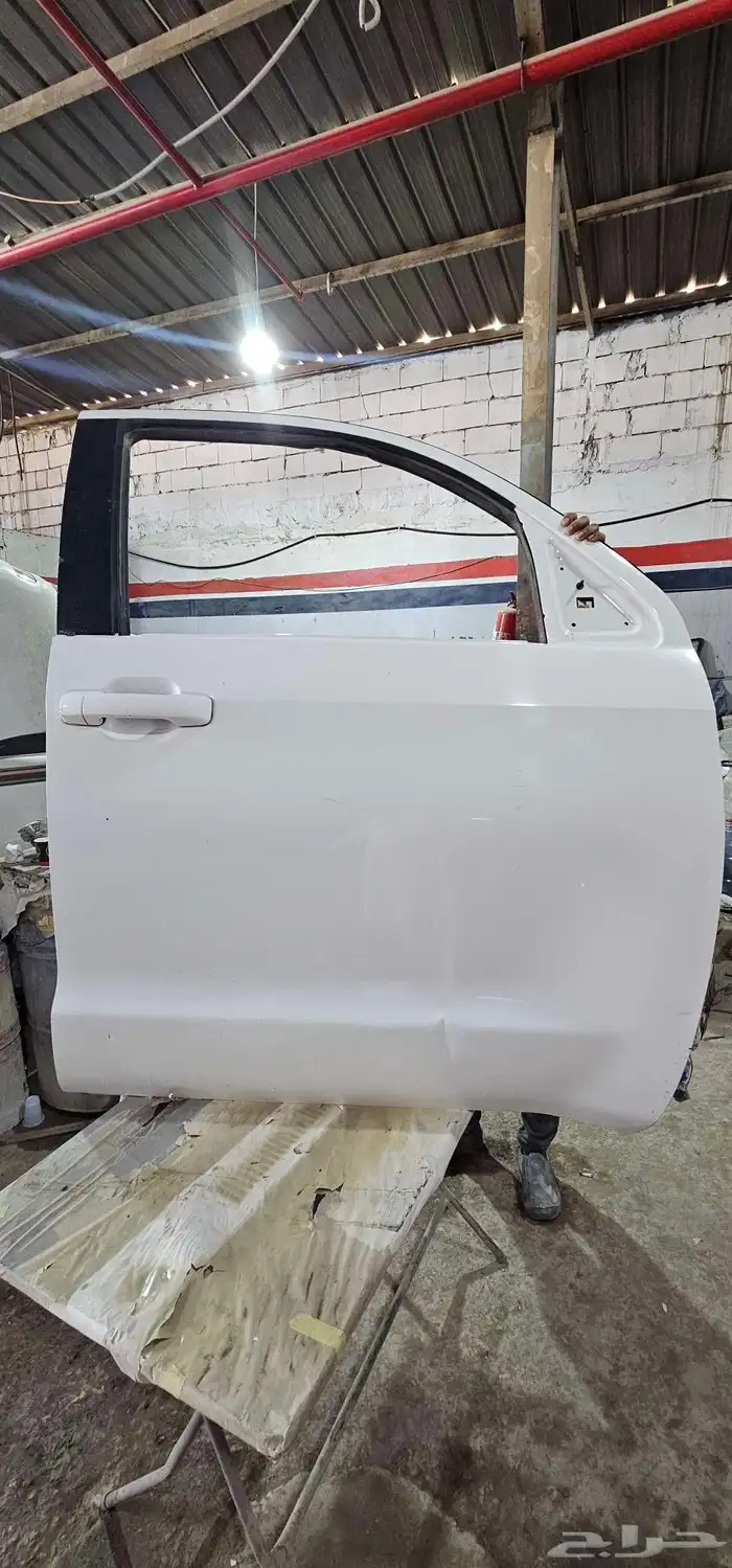 باب سكويا نظيف لون ابيض شد بلد الباب الايمن 2