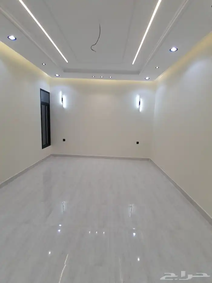 للبيع دور ثاني مع سطح مدخل مستقل بسعر 600الف حي الطلح 10