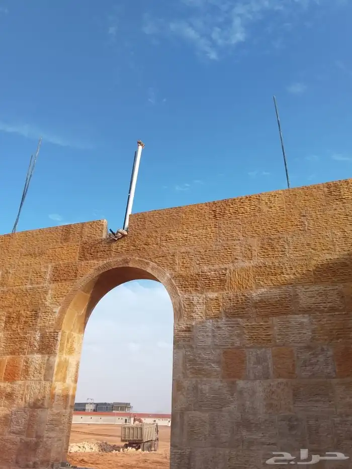 بناء حجر طبيعي شعبي وقص بالمنشار 0