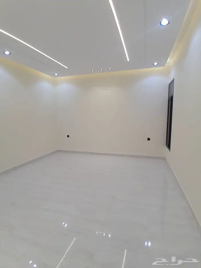 للبيع دور ثاني مع سطح مدخل مستقل بسعر 600الف حي الطلح 16