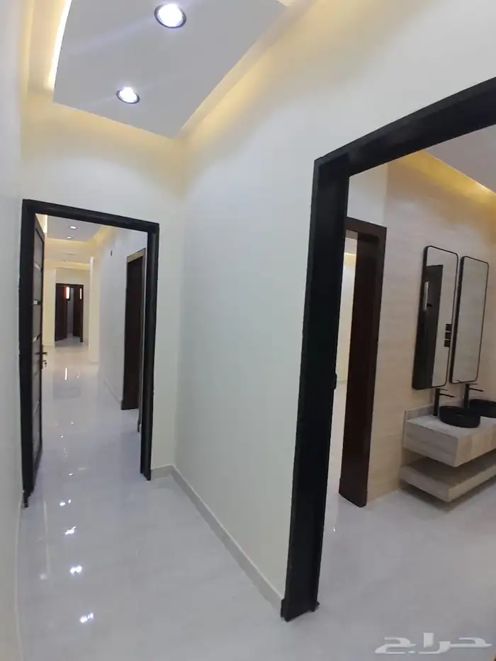 للبيع دور ثاني مع سطح مدخل مستقل بسعر 600الف حي الطلح 3