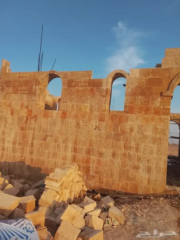 بناء حجر طبيعي شعبي وقص بالمنشار 6