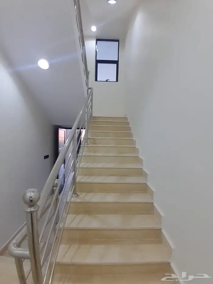 للبيع دور ثاني مع سطح مدخل مستقل بسعر 600الف حي الطلح 2