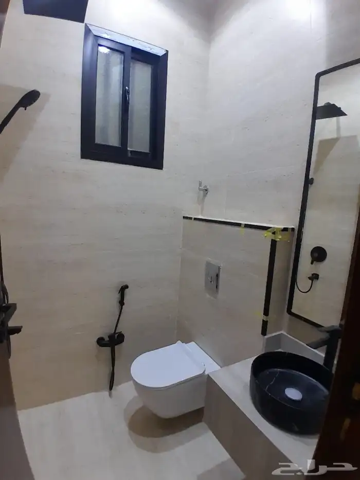 للبيع دور ثاني مع سطح مدخل مستقل بسعر 600الف حي الطلح 14