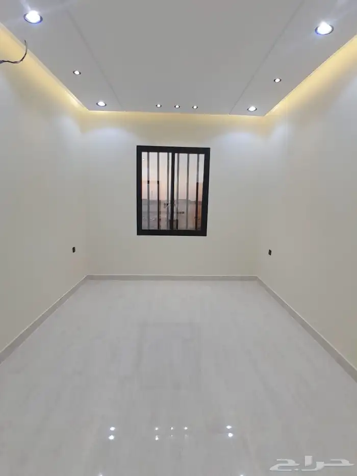 للبيع دور ثاني مع سطح مدخل مستقل بسعر 600الف حي الطلح 6