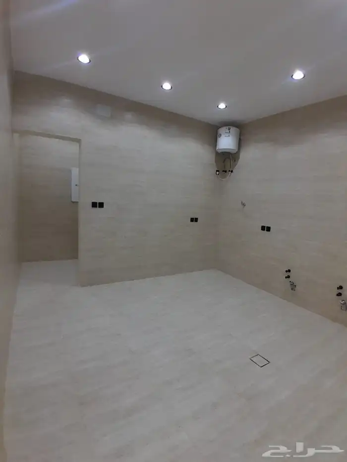 للبيع دور ثاني مع سطح مدخل مستقل بسعر 600الف حي الطلح 7