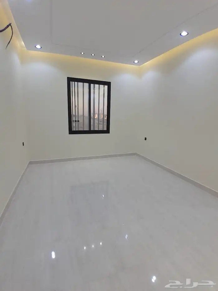 للبيع دور ثاني مع سطح مدخل مستقل بسعر 600الف حي الطلح 13