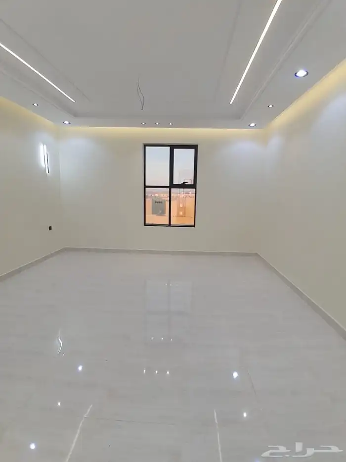 للبيع دور ثاني مع سطح مدخل مستقل بسعر 600الف حي الطلح 4