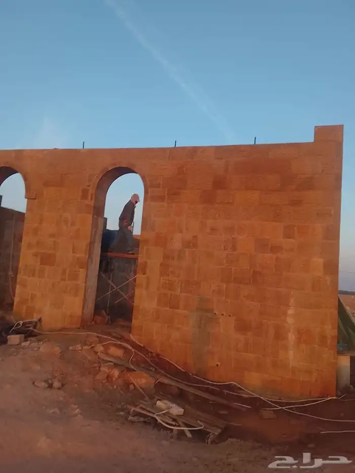 بناء حجر طبيعي شعبي وقص بالمنشار 5