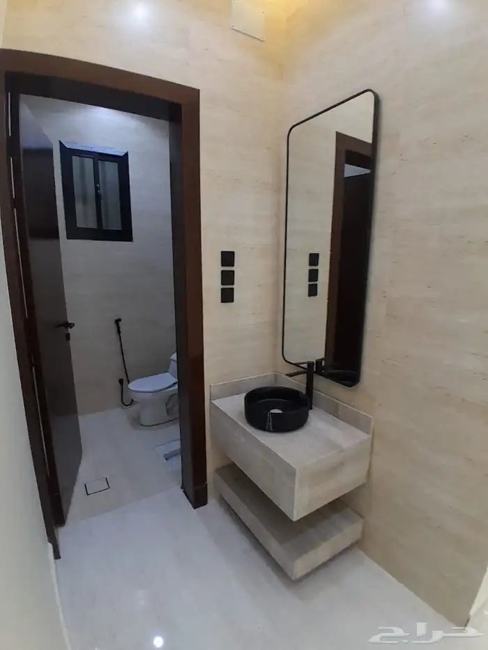 للبيع دور ثاني مع سطح مدخل مستقل بسعر 600الف حي الطلح 8