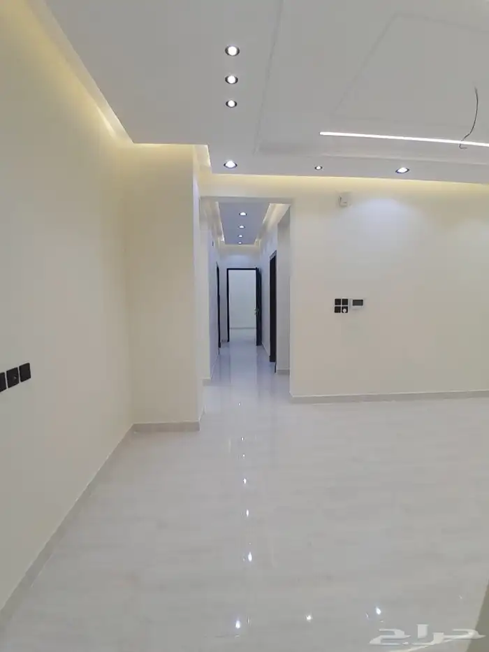 للبيع دور ثاني مع سطح مدخل مستقل بسعر 600الف حي الطلح 15