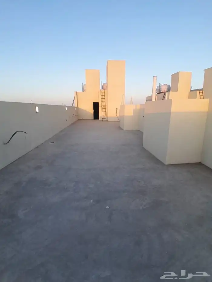 للبيع دور ثاني مع سطح مدخل مستقل بسعر 600الف حي الطلح 17