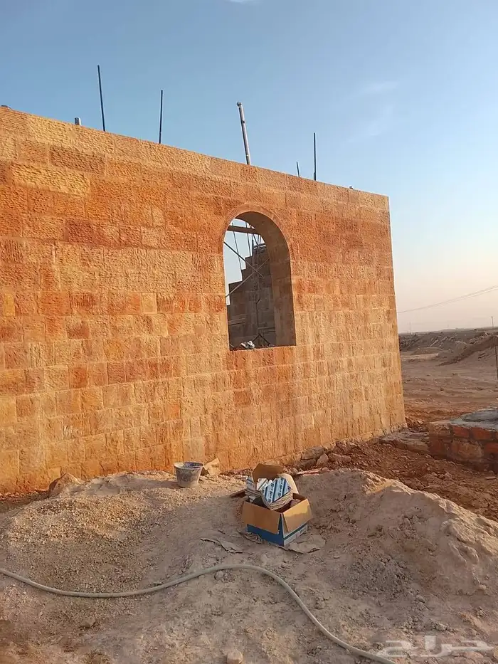 بناء حجر طبيعي شعبي وقص بالمنشار 7