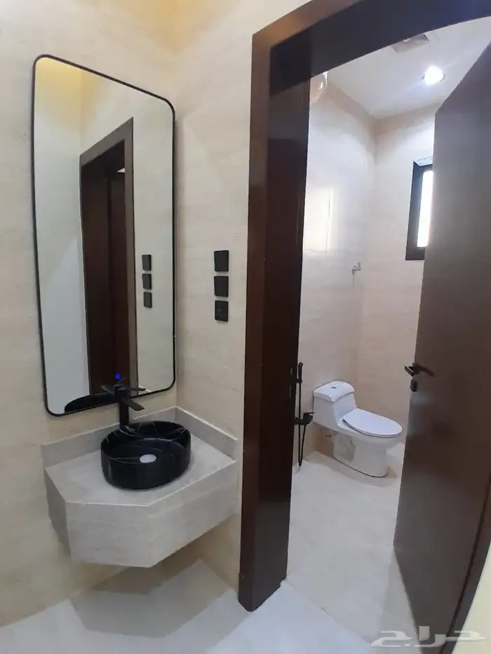 للبيع دور ثاني مع سطح مدخل مستقل بسعر 600الف حي الطلح 11