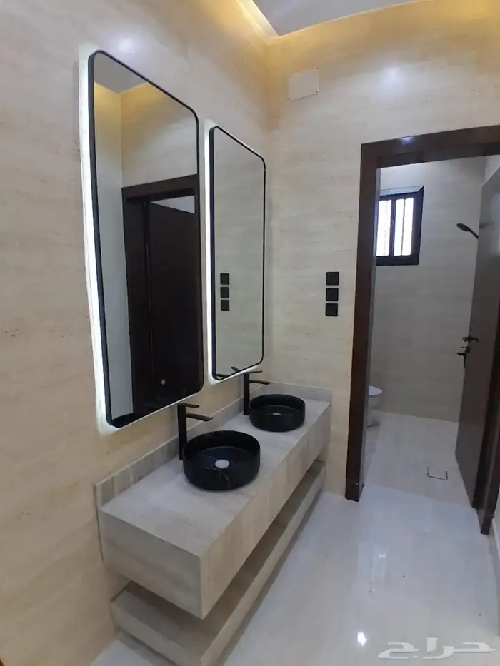 للبيع دور ثاني مع سطح مدخل مستقل بسعر 600الف حي الطلح 5