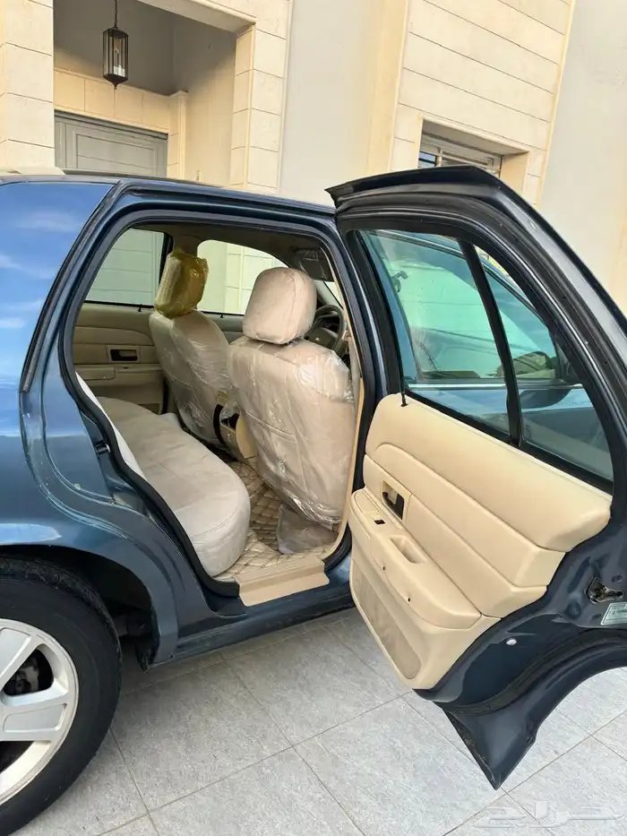 فورد كراون فكتوريا 8