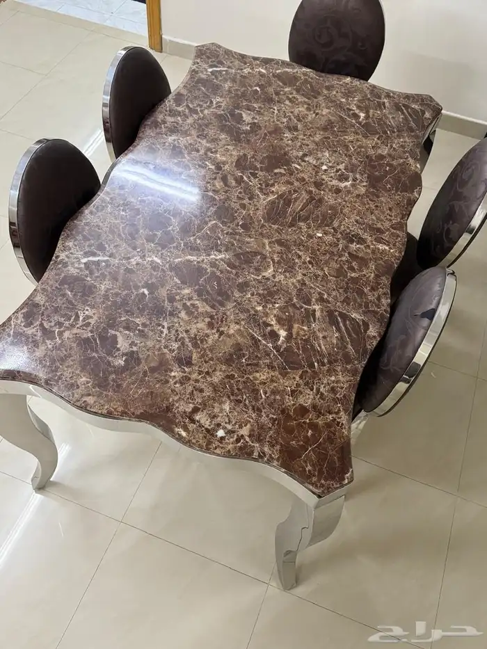 طاولة طعام رخام طبيعي نظيف الكراسي تحتاج تنجيد خذها مجانا 0