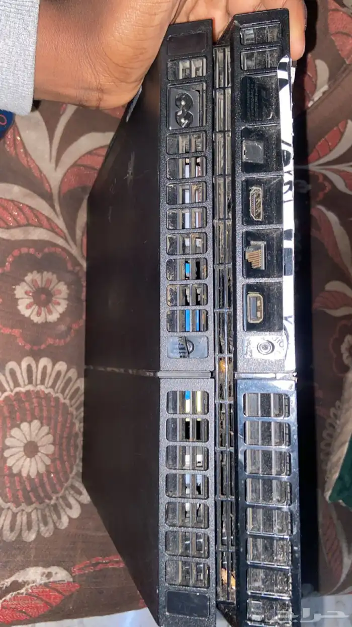 سوني فور مستمعل ولا مرا دخل صيانه المشكله وحده الشريط عالق 0