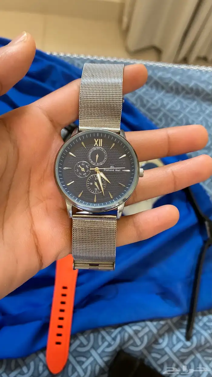 السلام عليكم عندي ساعات ابي أبيعها وفيه بالحبه 10