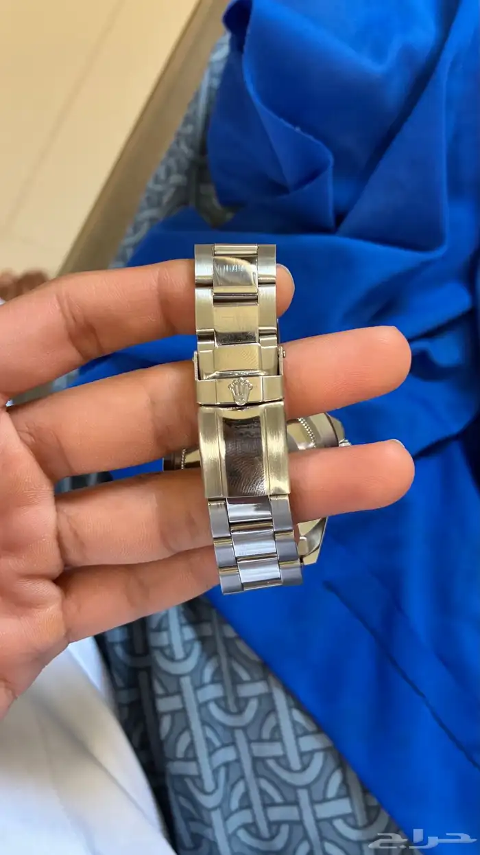 السلام عليكم عندي ساعات ابي أبيعها وفيه بالحبه 1