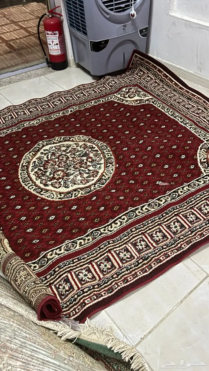 يوجد خمس فرشات وطاولة تراثية ودلاتين 1