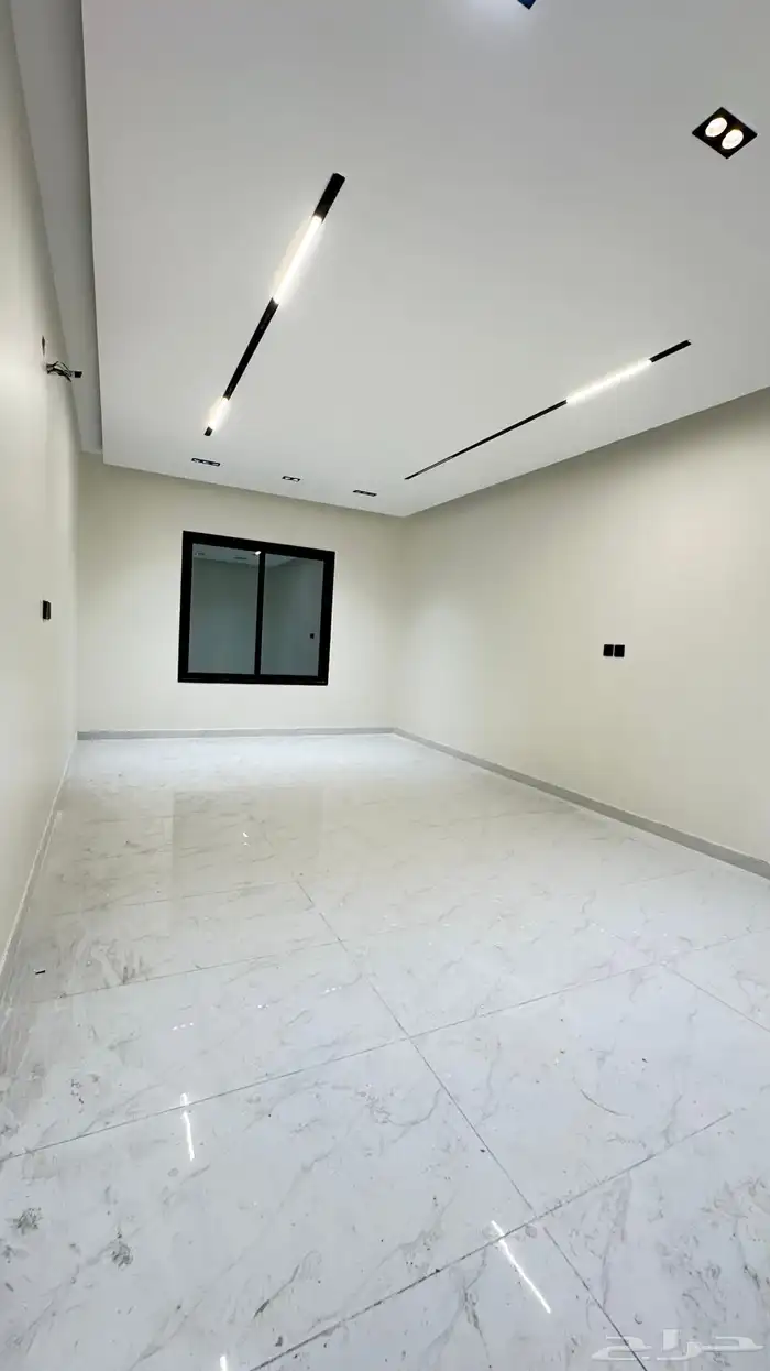 للبيع ملحق روف حي احد من 6غرف 2