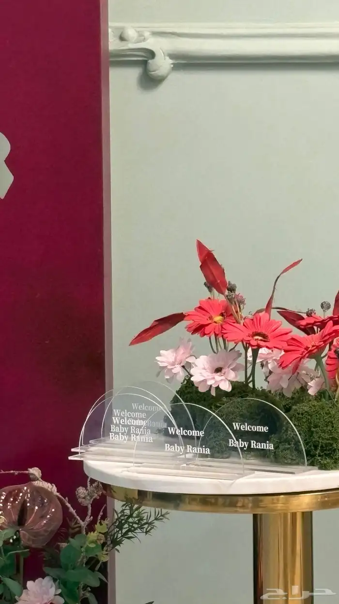 ستاند اسم رانيا 1 ورد كبير   طاوله كبيره 2 ورد صغير وطاولات 1