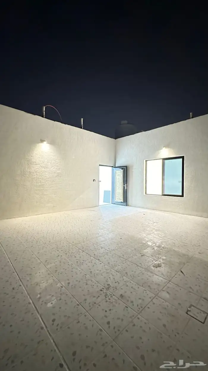 للبيع ملحق روف حي احد من 6غرف 9