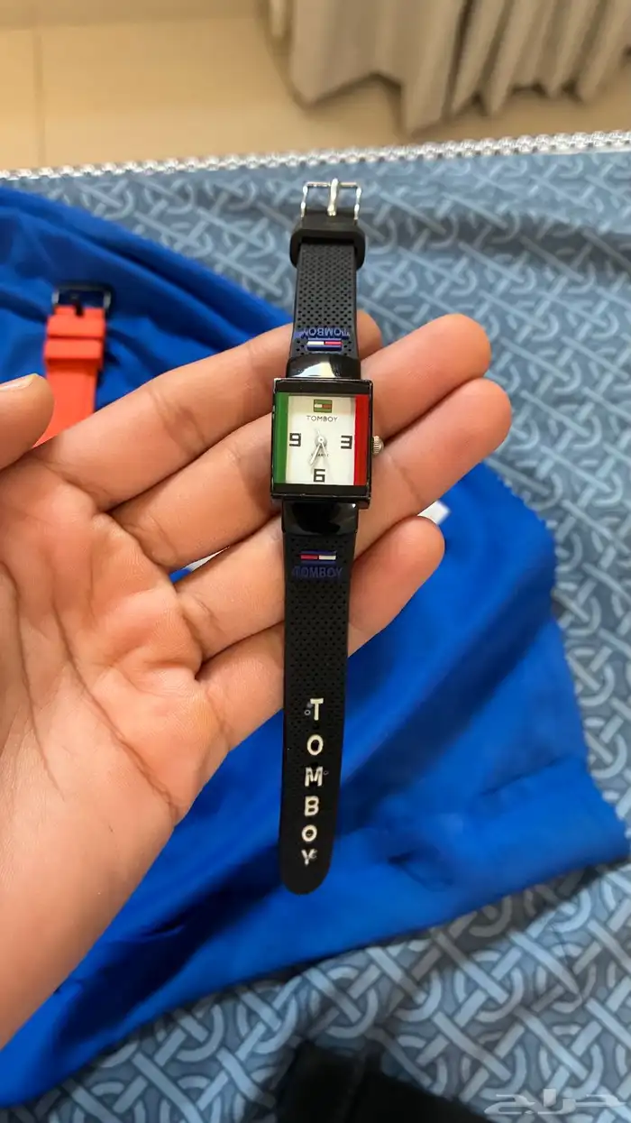 السلام عليكم عندي ساعات ابي أبيعها وفيه بالحبه 9