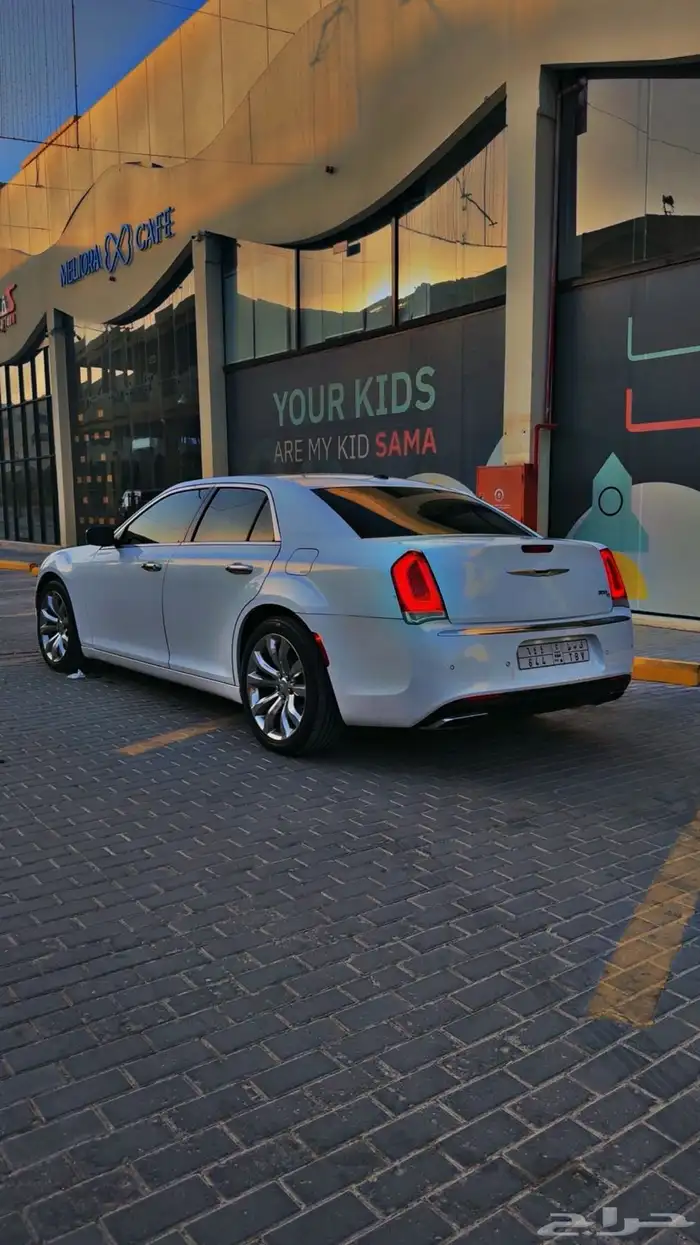 كرايسلر v8 أبيض إكزكتف 24