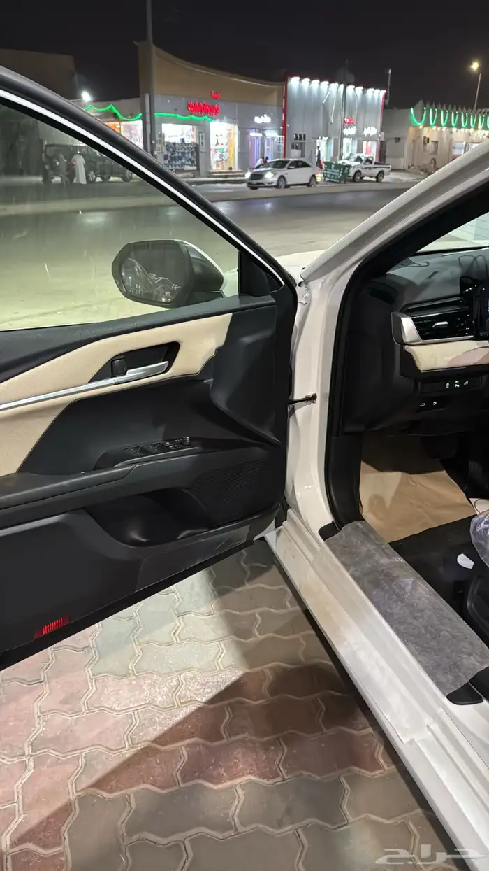 تويوتا كامري E ستاندر بنزين 2025 6