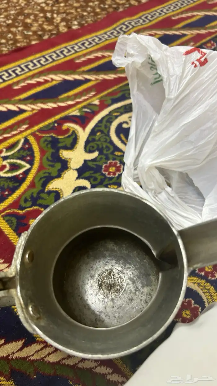 يوجد خمس فرشات وطاولة تراثية ودلاتين 7