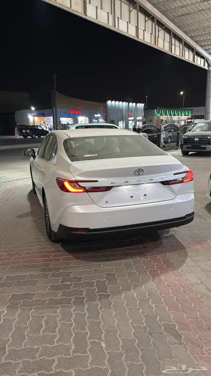 تويوتا كامري E ستاندر بنزين 2025 3