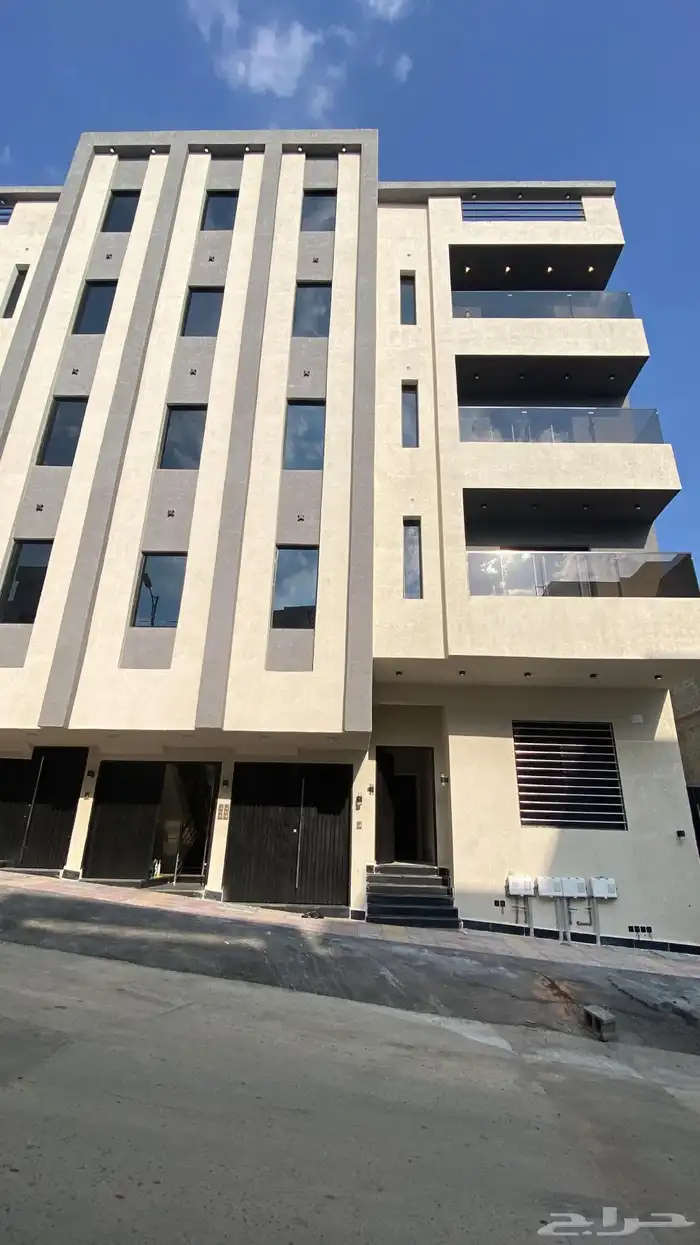 للبيع شقه علويه بدرج داخلي لسطح ابها حطين مقابل كبري المطار 1
